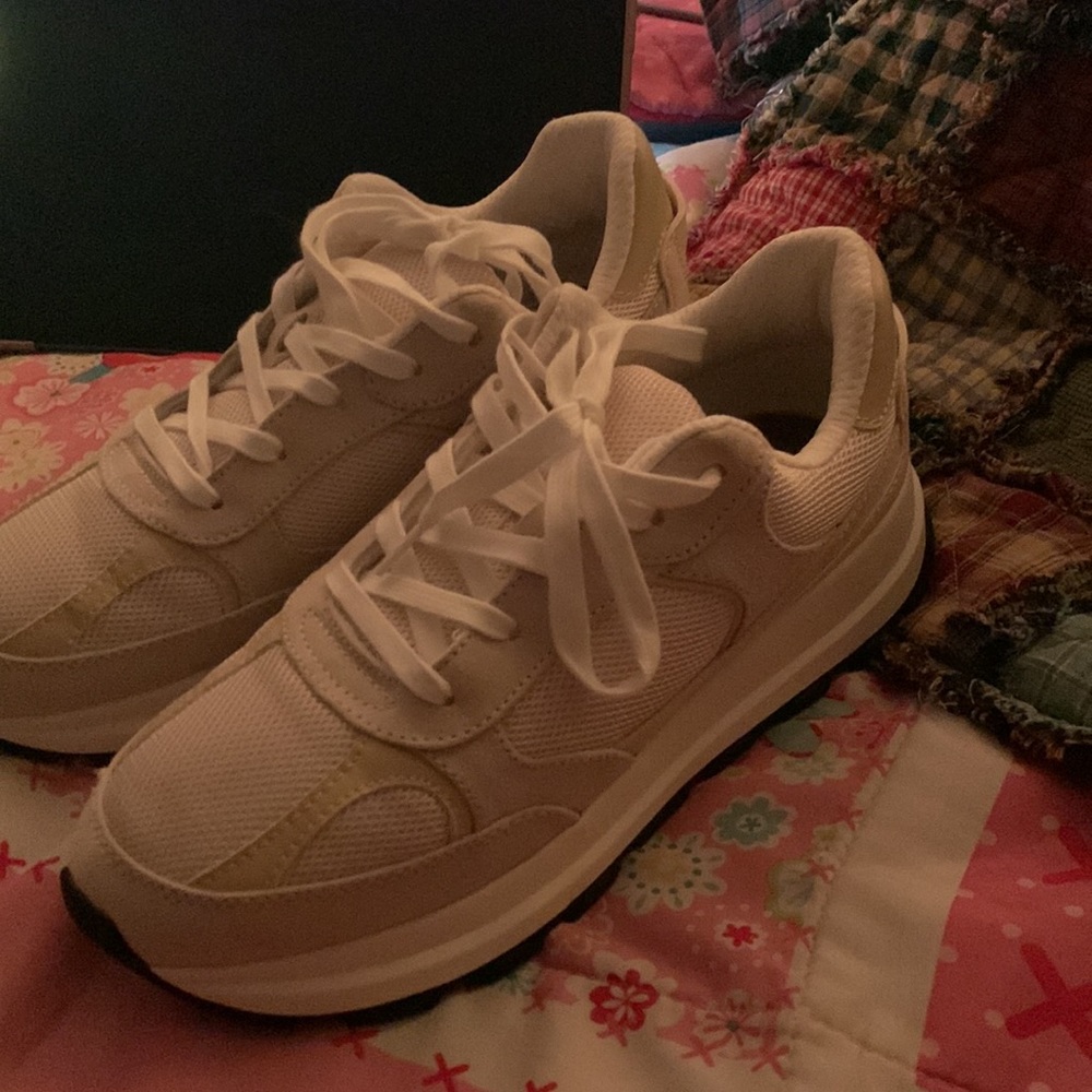 H&M beige shoes